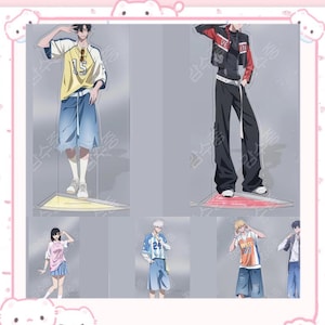 Peut inclure: Présentoirs en acrylique représentant des personnages de style anime dans diverses tenues. Les présentoirs présentent des personnages en tenues décontractées et sportives, avec des couleurs vives et des poses dynamiques. Chaque figurine repose sur une base transparente.
