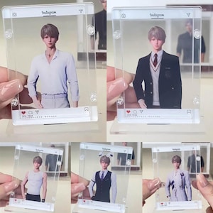 Puede incluir: Una colecci&oacute;n de marcos de fotos acr&iacute;licos transparentes estilo Instagram, cada uno con una imagen diferente de una persona. Los marcos tienen un dise&ntilde;o de interfaz de redes sociales, con iconos y texto en la parte inferior. La persona en las im&aacute;genes lleva diferentes atuendos.