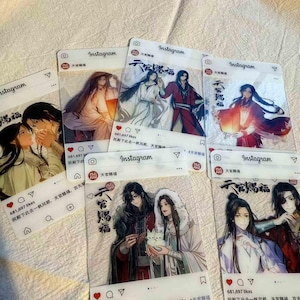 以下が含まれることがあります： アニメのキャラクターのカラフルなイラストが描かれた、Instagram風の透明アクリルカードのコレクション。各カードにはユニークな画像、中国語のテキスト、Instagramのロゴが表示されています。