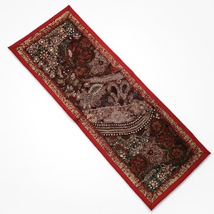 Könnte beinhalten: Ein rechteckiger, verzierter Tischläufer mit tiefrotem Rand. Das zentrale Design weist komplizierte Muster in Burgunder-, Gold- und Türkistönen mit detaillierter Perlenarbeit und Stickerei auf. Der Läufer wird wahrscheinlich für die Heimdekoration verwendet.