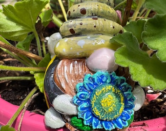 Regalo para amantes de los gnomos / Figura pintada a mano / Arte de concha de caracol / Decoración de jardín caprichosa