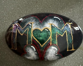 Cadeau Fête des Mères | Roche peinte à la main | Pierre de coeur « MAMAN » aux couleurs changeantes | Cadeau personnalisé pour maman | Arts techniques mixtes