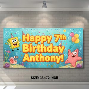 Op de afbeelding: Een rechthoekige banner met de tekst "Happy 7th Birthday Anthony!" met de tekenfilmfiguren SpongeBob SquarePants en Patrick Star. De banner is 91 x 183 cm en heeft een blauwe achtergrond met confetti en onderwaterelementen.