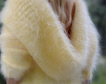 Handstickad mohairtröja – Luddig gul tunika med påkostad krage