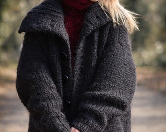 Cardigan da uomo nero in mohair grosso: con bottoni e collo a T