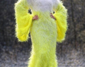 Spettacolare abito in mohair: lavorato a mano a maglia in giallo neon; abito lungo fino ai piedi con maniche a campana in pelliccia sintetica.