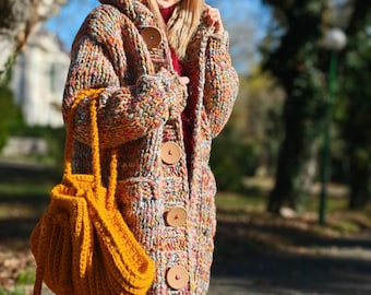 Cardigan multicolore in lana grossa: con bottoni, cappuccio e tasche.