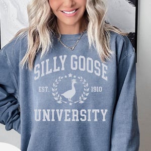 Silly Goose University Sweatshirt,Unisex Silly Goose University Hoodie,Christmas Gift,Gag Gift, College Sweater,Funny Goose Sweatshirt