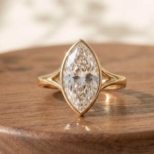 Anillo de compromiso con diamantes y moissanita talla marquesa engastados en bisel, anillo de promesa solitario con brazo dividido, anillo de propuesta con engaste catedral para mujer.