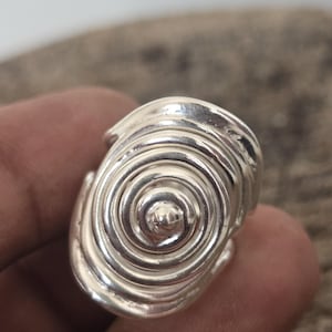 925スターリングシルバーのスパイラルリング - ハンドメイドのミニマリストジュエリー - 女性用渦巻きリング - イースター＆母の日ジュエリー - 彼女へのユニークなギフト