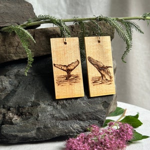 Woodburned oorbellen - Whale motief statement oorbellen - Hardhout, met de hand getekend, bungelende oorbellen
