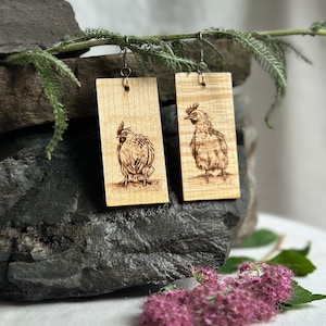 Woodburned oorbellen - Kip motief statement oorbellen - Hardhout, met de hand getekend, bungelende oorbellen