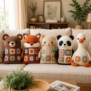 Può includere: Cinque animali di peluche lavorati all'uncinetto a mano disposti in fila. La collezione include un orso marrone, una volpe arancione, un gatto beige, un panda bianco e nero e un'anatra bianca. Ogni animale presenta un motivo a piastrelle colorate.