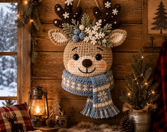 Peut inclure: Une décoration murale en crochet représentant un renne avec des bois marron foncé, un visage beige aux yeux noirs et une écharpe à motifs bleu clair et blanc. Le renne est orné de flocons de neige en crochet, de brindilles de pin et de baies.