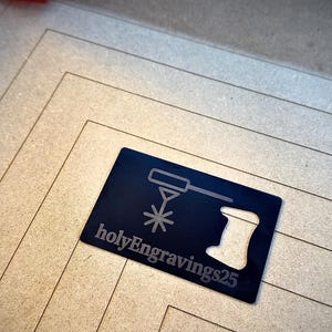 Abridor de botellas de metal en formato tarjeta de crédito