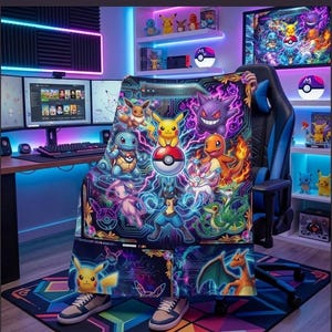 Puede incluir: Una manta rectangular de forro polar con un estampado gráfico vibrante y multicolor de varios personajes Pokemon, incluidos Pikachu, Gengar y Charizard, dispuestos alrededor de un icono central de Poke Ball sobre un fondo oscuro con patrón de circuitos.