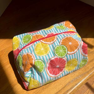 The Angie Bag - Trousse de maquillage cousue main à la main Trousse de voyage Trousse de toilette colorée doublée en tissu matelassé Pochette pour accessoires de plage