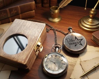 Aangepaste messing zakhorloge en houten kist / Gegraveerd monogram cadeau voor echtgenoot