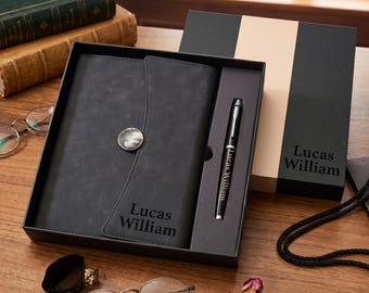 Gepersonaliseerde dagboek en pennenset - op maat gegraveerd notitieboek - schrijfportfolio - afstudeercadeau, directiecadeau