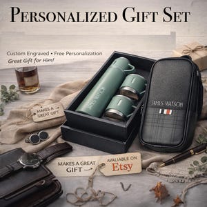 Puede incluir: Un juego de regalo personalizado con un termo verde, dos tazas a juego y un estuche negro, todos grabados con "JAMES WATSON". El conjunto se presenta en una caja de regalo negra, con un reloj y gemelos.