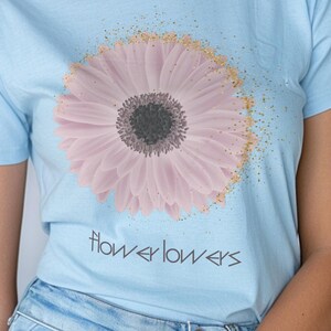 Pink Daisy Glitter Graphic T-Shirt: Women&#39;s Summer Blossom Tee