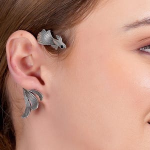 Silver Bettafiskörhänge och öronjacka • Unikt tvådelat fiskörhänge • Eteriska havssmycken • Iögonfallande öronklättrare • Present till henne
