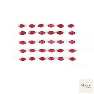 Peut inclure: Des pierres précieuses rubis de coupe marquise disposées en rangées sur fond blanc. Les pierres sont d'un rouge profond et ont une surface polie et réfléchissante. L'image est bien éclairée, mettant en valeur la clarté et l'éclat des gemmes. Le logo Mizane Jewels est en bas à droite.