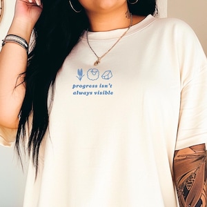 Fortschritt ist nicht immer sichtbar T-Shirt | Weiches Catan-inspiriertes Shirt | Gemütliches Geschenk für Gamer und Gamer