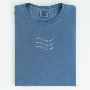 Ich brauche eine lange Pause Gamer gesticktes T-Shirt | Geschlecht Neutral RPG Shirt | Lustiges Self Care Geschenk für erschöpfte Nerds