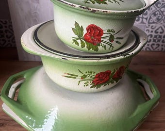 Juego de 3 ollas esmaltadas soviéticas vintage: cacerolas de hierro fundido de la URSS, con diseño floral verde y pátina rústica.