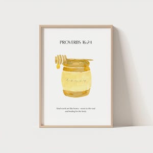 Può includere: Stampa ad acquerello incorniciata raffigurante un barattolo di miele con un cucchiaio di legno. Il testo "PROVERBI 16:24" è sopra il barattolo e la parola "honey" è scritta sul barattolo. La citazione è sotto.