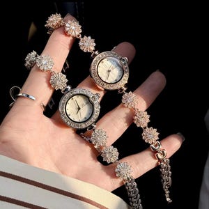 Reloj de pulsera Crystal Bloom para mujer: lujoso reloj con cadena de flores y esfera de diamantes de imitación. Un regalo elegante para ella.