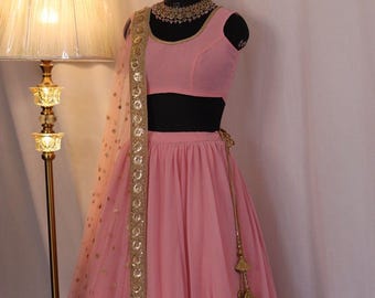 Lehenga elegante em georgette rosa com dupatta | Vestido étnico para casamento e festas | Lehenga sob medida para damas de honra e tamanhos plus size.