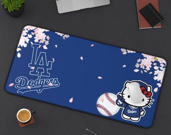 Podkładka na biurko Hello Kitty Dodgers | Podkładka pod mysz z motywem baseballu i kwiatu wiśni | Uroczy sportowy dodatek na biurko | Kawaii dekoracja biura | Podkładka na biurko dla gracza