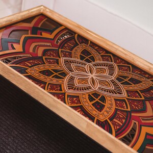 Gelaagde houten salontafel – handgeschilderde 7-laags mandala kunsttafel met glazen blad – moderne boho-tafel met metalen poten en gratis verzending