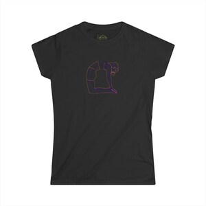 Könnte beinhalten: Schwarzes T-Shirt mit einer lila-orangenen Strichzeichnung einer Person in einer Yoga-Pose. Das T-Shirt hat einen Rundhalsausschnitt und kurze Ärmel. Das Design befindet sich auf der Vorderseite.