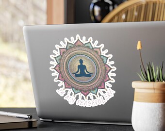Puede incluir: Una pegatina con un diseño de mandala detallado, con una figura meditando en el centro. El mandala tiene colores pastel rosa, azul y dorado. El texto "In My Peaceful Era" está escrito alrededor del mandala.