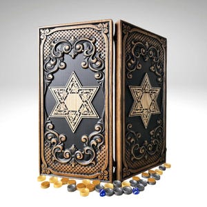 Puede incluir: Un juego de backgammon de madera con un diseño de Estrella de David. El tablero es negro con un borde dorado y una Estrella de David en el centro. El juego incluye fichas de madera de varios colores y dados.