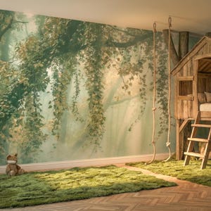 Könnte beinhalten: Ein verspieltes Kinderzimmer mit einem Baumhausbett aus Holz, einer Leiter und Seilschaukeln. Der Raum hat ein Wald-Themen-Wandbild und einen grünen, moosartigen Teppich. Zwei Teddybären sind im Raum platziert, was die spielerische Atmosphäre verstärkt.
