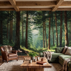 Puede incluir: Un mural de pared que representa un bosque denso con pinos altos y luz suave, con un sillón de cuero marrón, un sofá seccional capitoné verde, una mesa de centro de madera con tazas y un cuaderno, y una alfombra texturizada en el suelo.
