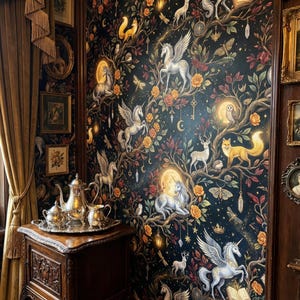 Könnte beinhalten: Dunkelblaue Tapete mit einem Fantasy-Design von Einhörnern, Hirschen, Füchsen und Eulen inmitten von Rosen und Himmelsmotiven. Ein silbernes Teeservice steht auf einem Holzbeistelltisch mit Schnitzereien und schafft eine Vintage-Ästhetik.