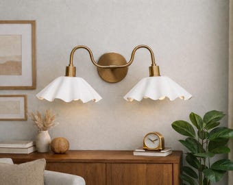 Applique double moderne Mid-Century en laiton, abat-jour blanc festonné