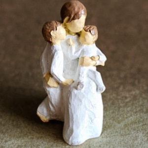 Family Statue of Mother and Two Kid&#39;s Showing Love