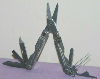 Navaja multiherramienta Leatherman Micra de bolsillo con llavero de acero inoxidable y tijeras