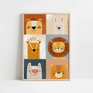 Può includere: Una stampa incorniciata con sei facce di animali dei cartoni animati: due leoni, un coniglio, un orso e altri due animali. L'opera d'arte utilizza una calda tavolozza di colori arancione, beige e blu. Ogni animale ha un'espressione sorridente.