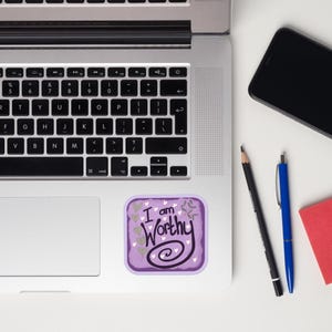 Ich bin Worthy Affirmation Sticker - Mentale Gesundheit, Selbstwertgefühl, positive Erinnerung. Niedlicher Motivations-Vinyl-Aufkleber für Journals & Laptops