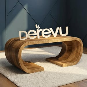 Puede incluir: Una mesa de centro de madera curvada y moderna con un acabado de vetas de madera natural. La mesa presenta un diseño único y continuo y la palabra "derevu" en letras blancas en la parte superior. La mesa está sobre una alfombra blanca.