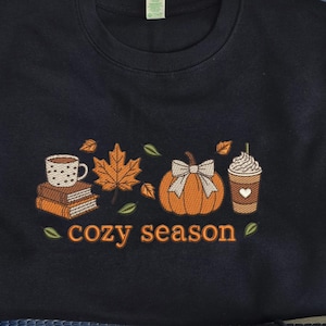 Sudadera acogedora bordada de otoño, camiseta con diseño de calabaza, café, libro, hoja de arce y vela, suéter minimalista de otoño, regalo para amantes del otoño, regalo de Acción de Gracias