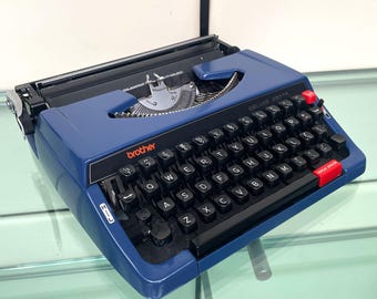 Máquina de escribir Brother Deluxe 250TR azul, estilo vintage de los años 70, con estuche, fabricada en Japón.