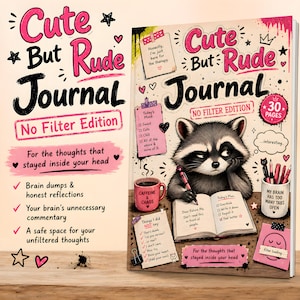 Puede incluir: Un diario titulado Cute But Rude Journal No Filter Edition con una ilustración de un mapache en la portada. La portada incluye una taza rosa etiquetada como Caffeine & Chaos, un portalápices con el texto My Brain Has Too Many Tabs Open y notas.
